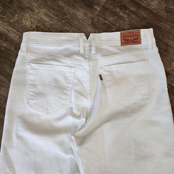 Levi Women's White Wide-Leg Jeans Shaping Size 32 Medium rise. NWOT - Picture 9 of 11